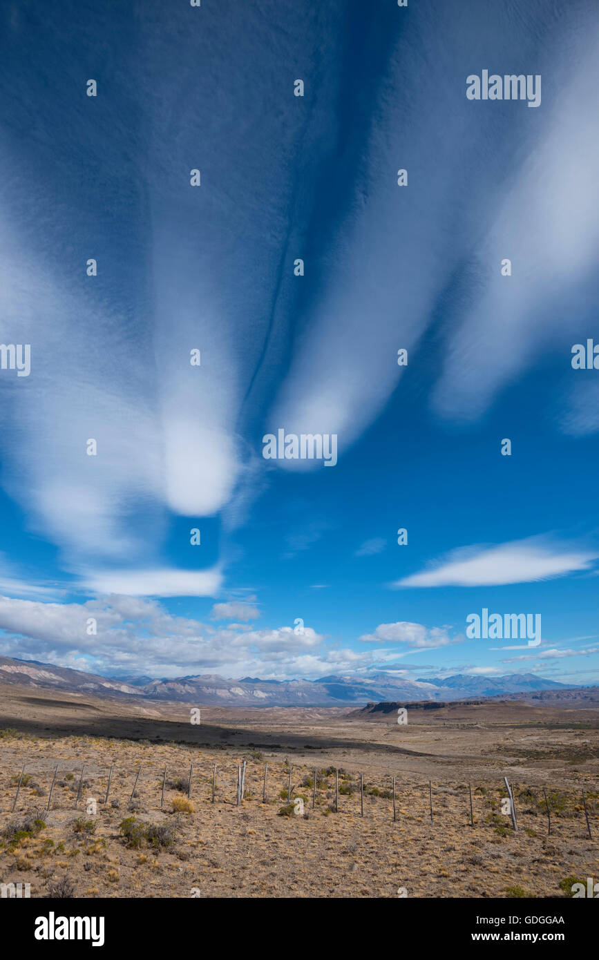 Südamerika, Argentinien, Patagonien, Santa Cruz, Cueva de Los Manos, Wolken im Offenland Stockfoto