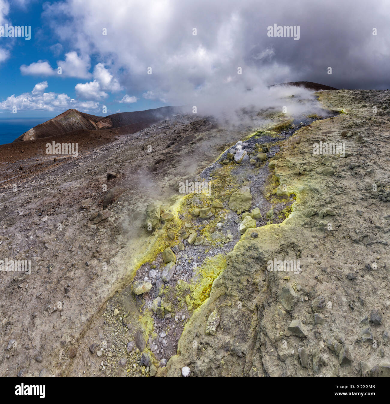 Dämpfe des Vulkans Gran Cratere Stockfoto