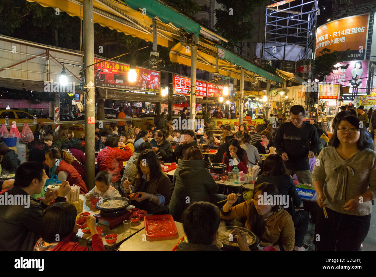 Kaohsiung, Taiwan - 11. Januar 2015: Menschen mit Abendessen auf dem Nachtmarkt Stockfoto