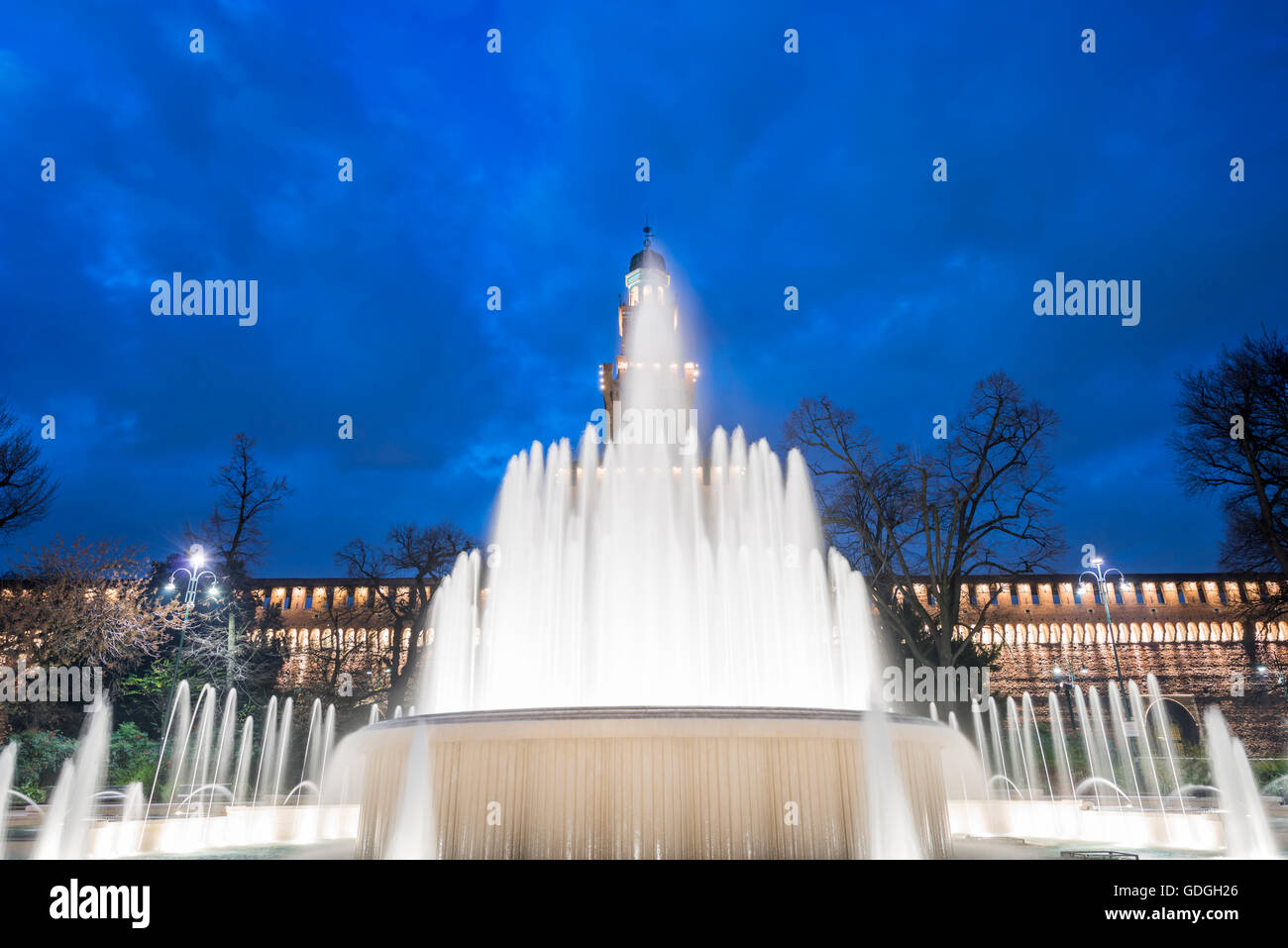 Castello Sforzesco und Brunnen in der blauen Stunde in Mailand, Italien. Stockfoto