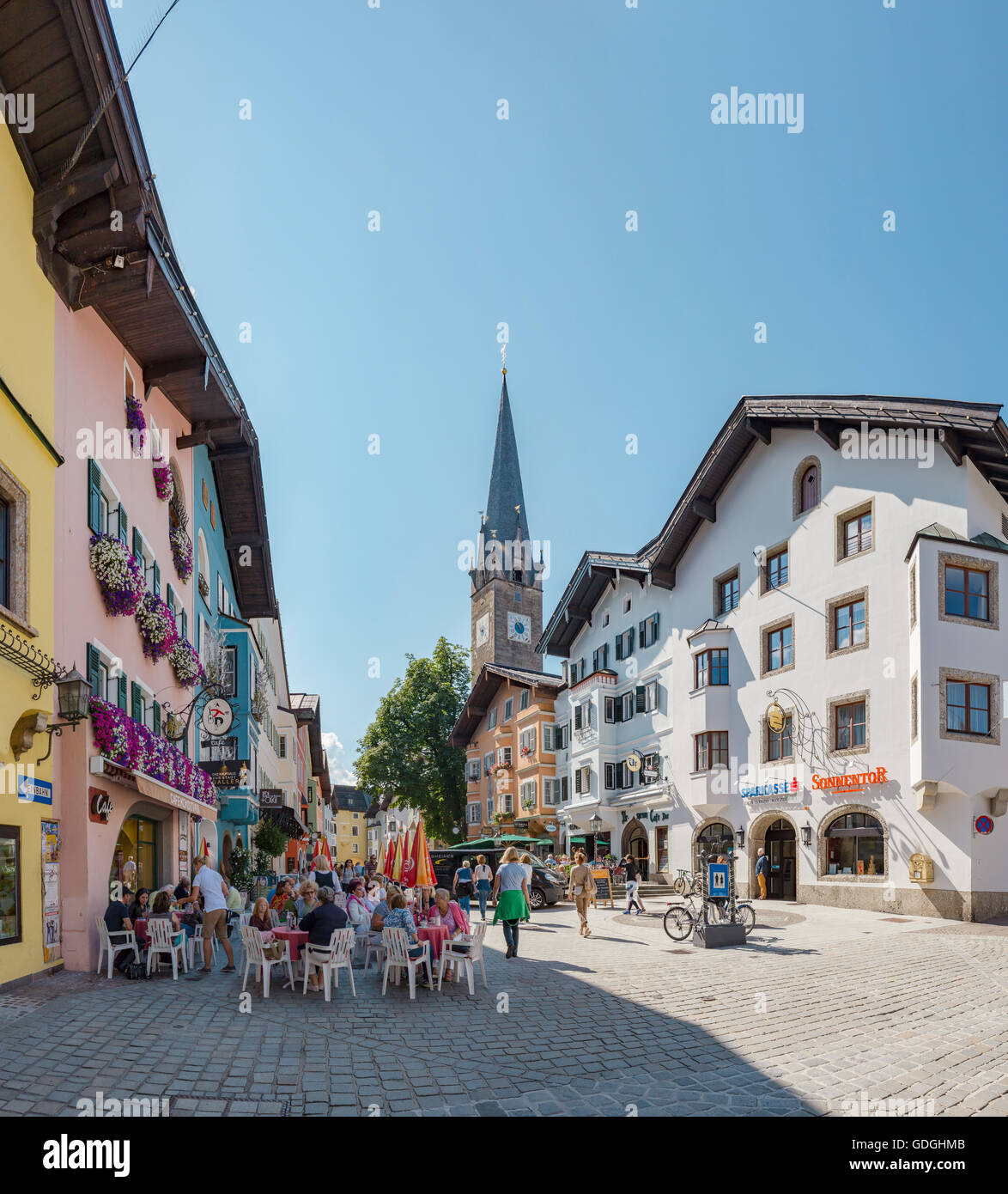 Kitzbühel, Österreich, Outdoor-Café in der Vorderstadt in der Nähe der Katharinen-Kirche Stockfoto