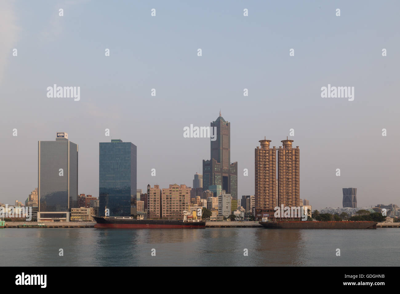 Kaohsiung, Taiwan - 11. Januar 2015: Blick von der Hafenfront mit Containerschiffen und moderne Gebäude Stockfoto