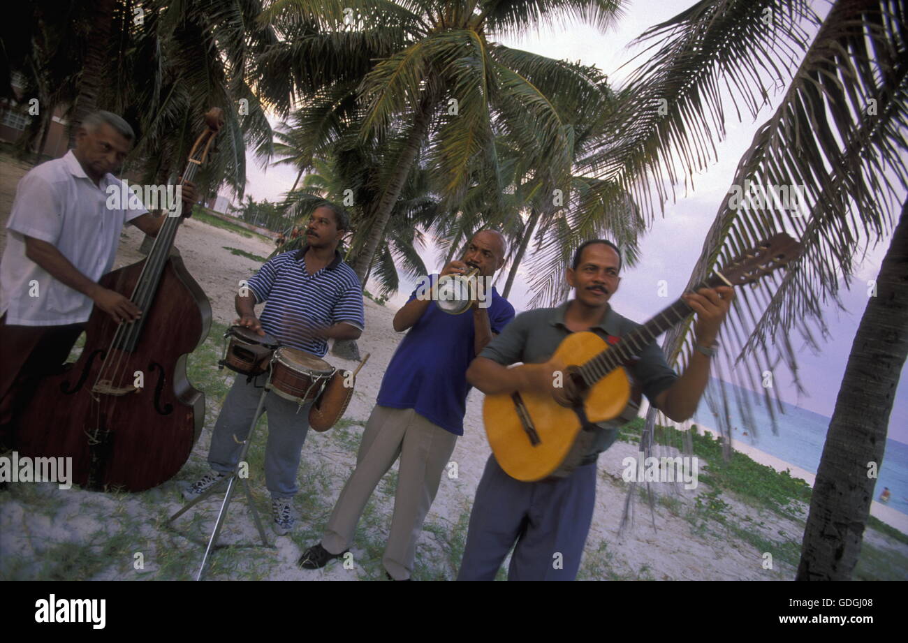 eine Salsa Musik-Band auf der Küste von Varadero auf Kuba in der Karibik. Stockfoto