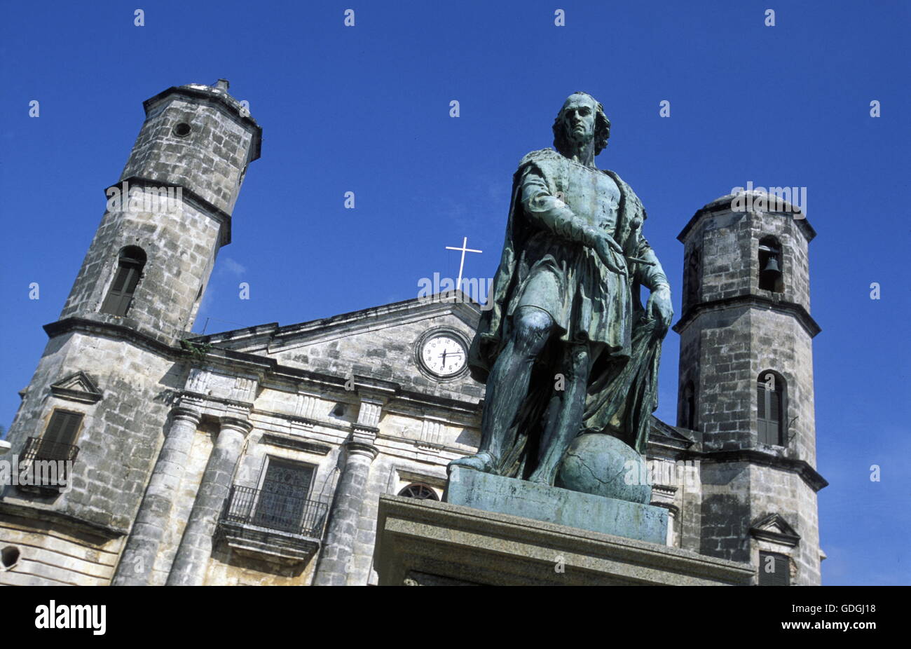 die Catedral mit einem Columbus-Denkmal in der alten Stadt von Cardenas in der Provinz Matanzas auf Kuba in der Karibik. Stockfoto