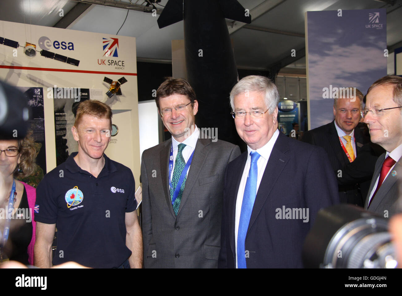 "Tim Peak Astronaut, Greg Clark und Michael Fallon, im Raum Zonen, Farnborough Air Show 2016". Stockfoto