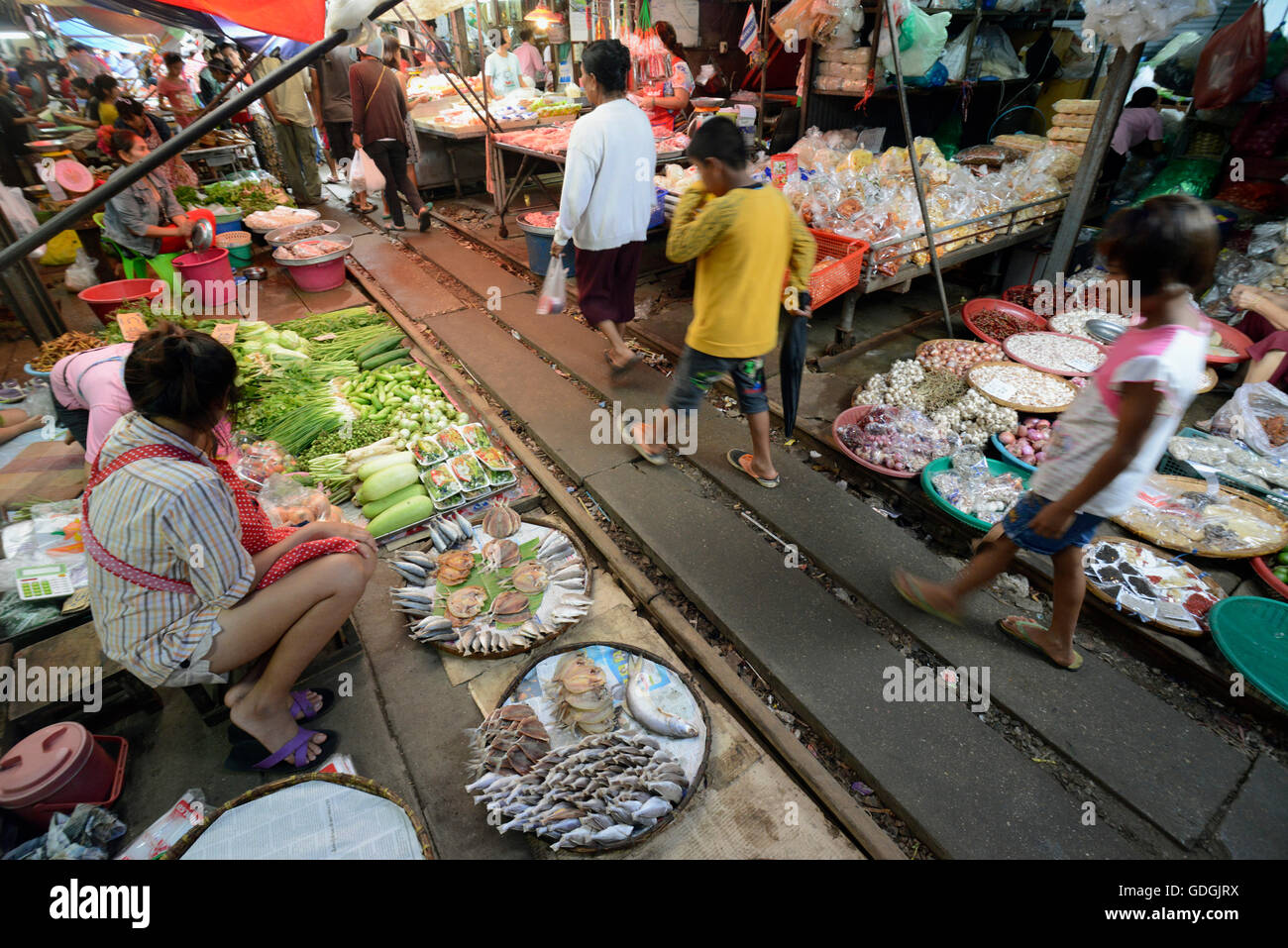 die Maeklong Railway Markt im Maeklong Railway Station in der Nähe der Stadt Bangkok in Thailand in Suedostasien. Stockfoto