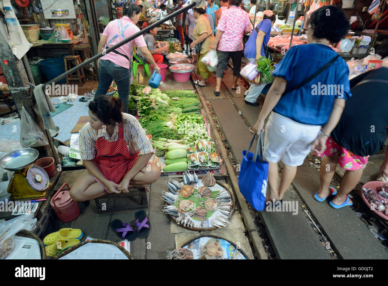 die Maeklong Railway Markt im Maeklong Railway Station in der Nähe der Stadt Bangkok in Thailand in Suedostasien. Stockfoto