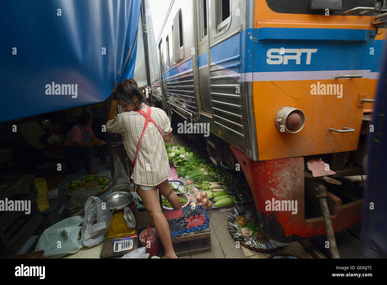 die Maeklong Railway Markt im Maeklong Railway Station in der Nähe der Stadt Bangkok in Thailand in Suedostasien. Stockfoto