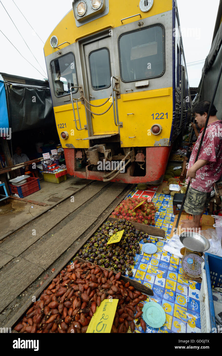 die Maeklong Railway Markt im Maeklong Railway Station in der Nähe der Stadt Bangkok in Thailand in Suedostasien. Stockfoto