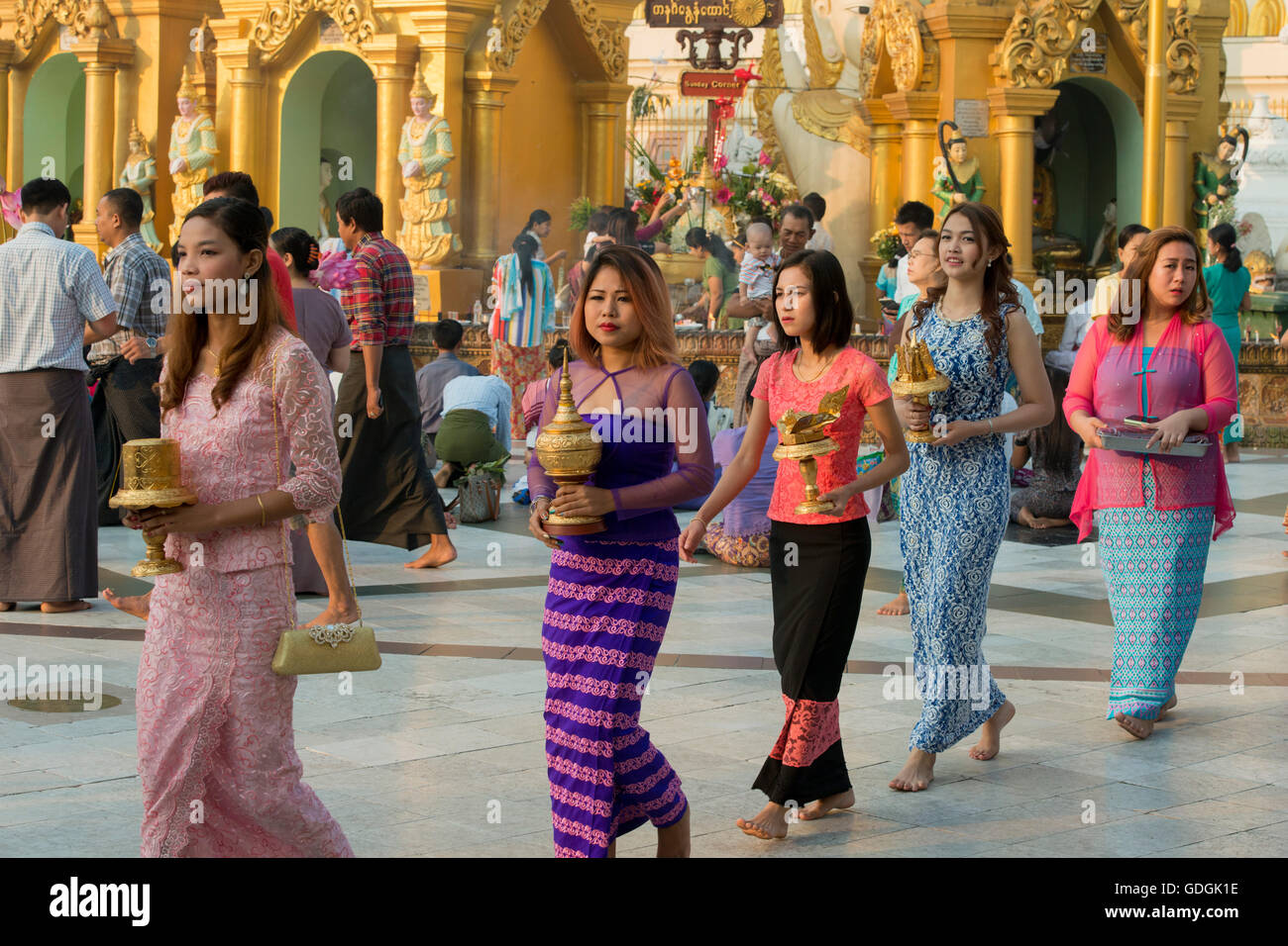 Menschen auf einem Festakt in der Shwedagon Paya Pagode in der Stadt Yangon in Myanmar in Südostasien. Stockfoto
