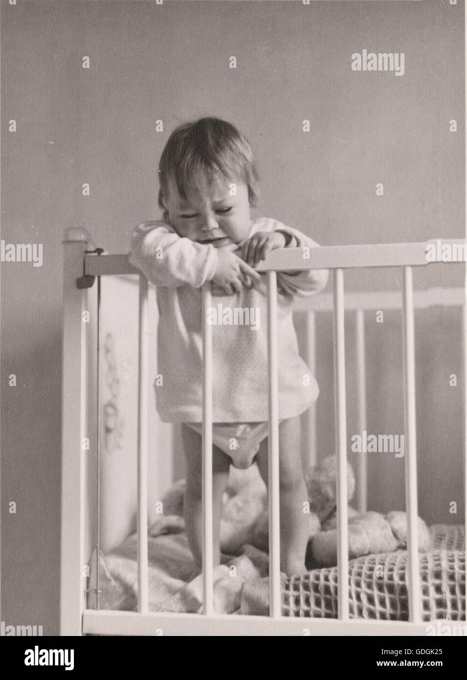 Baby stehend in ihrem Kinderbett Weinen Vintage Black & weiß der 1950er Jahre Stockfoto