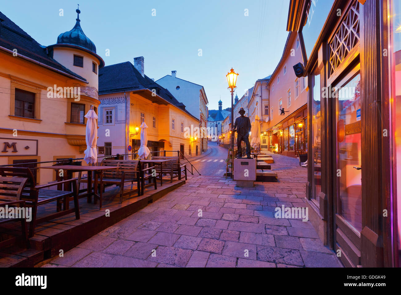 Straße in der alten Stadt Banska Stiavnica, Slowakei. Stockfoto