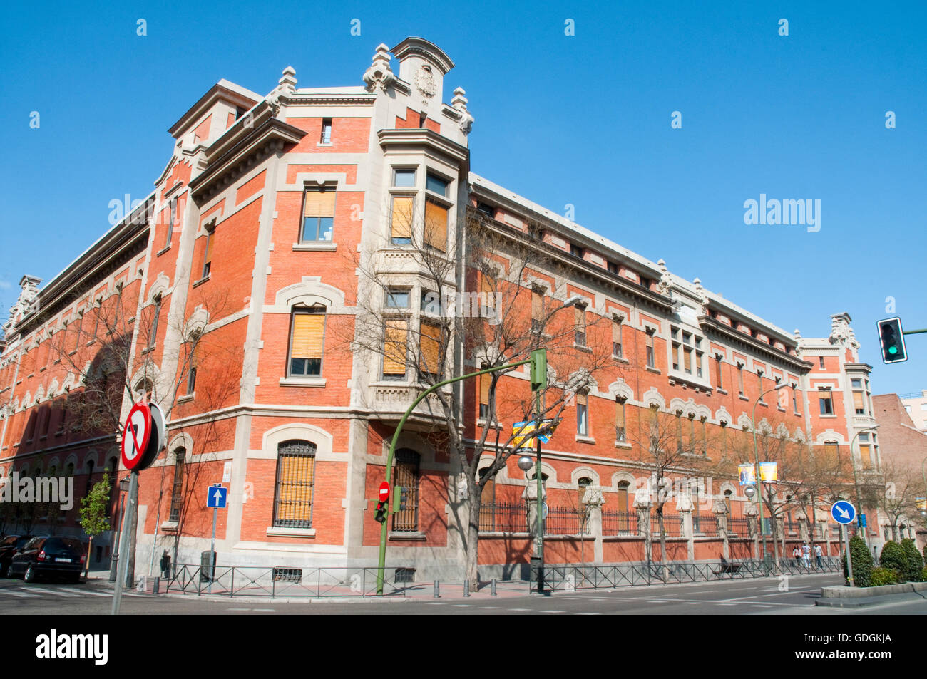 Fassade von Santa Cristina Krankenhaus. O' Donnell Straße, Madrid, Spanien. Stockfoto