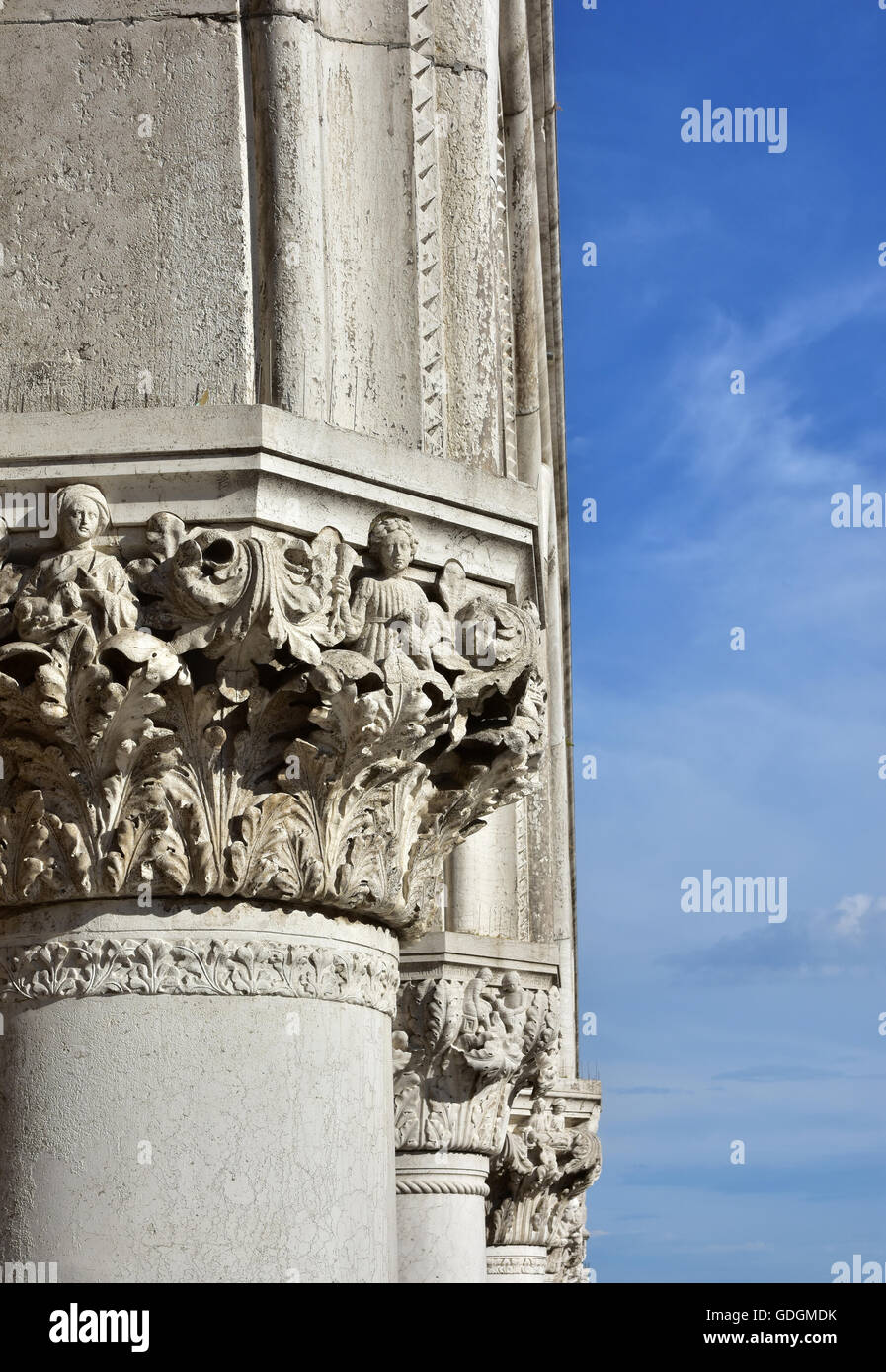 Dogenpalast antiken mittelalterlichen Hauptstädte und Spalten mit allegorischen Reliefs in Saint Markusplatz, Venedig Stockfoto