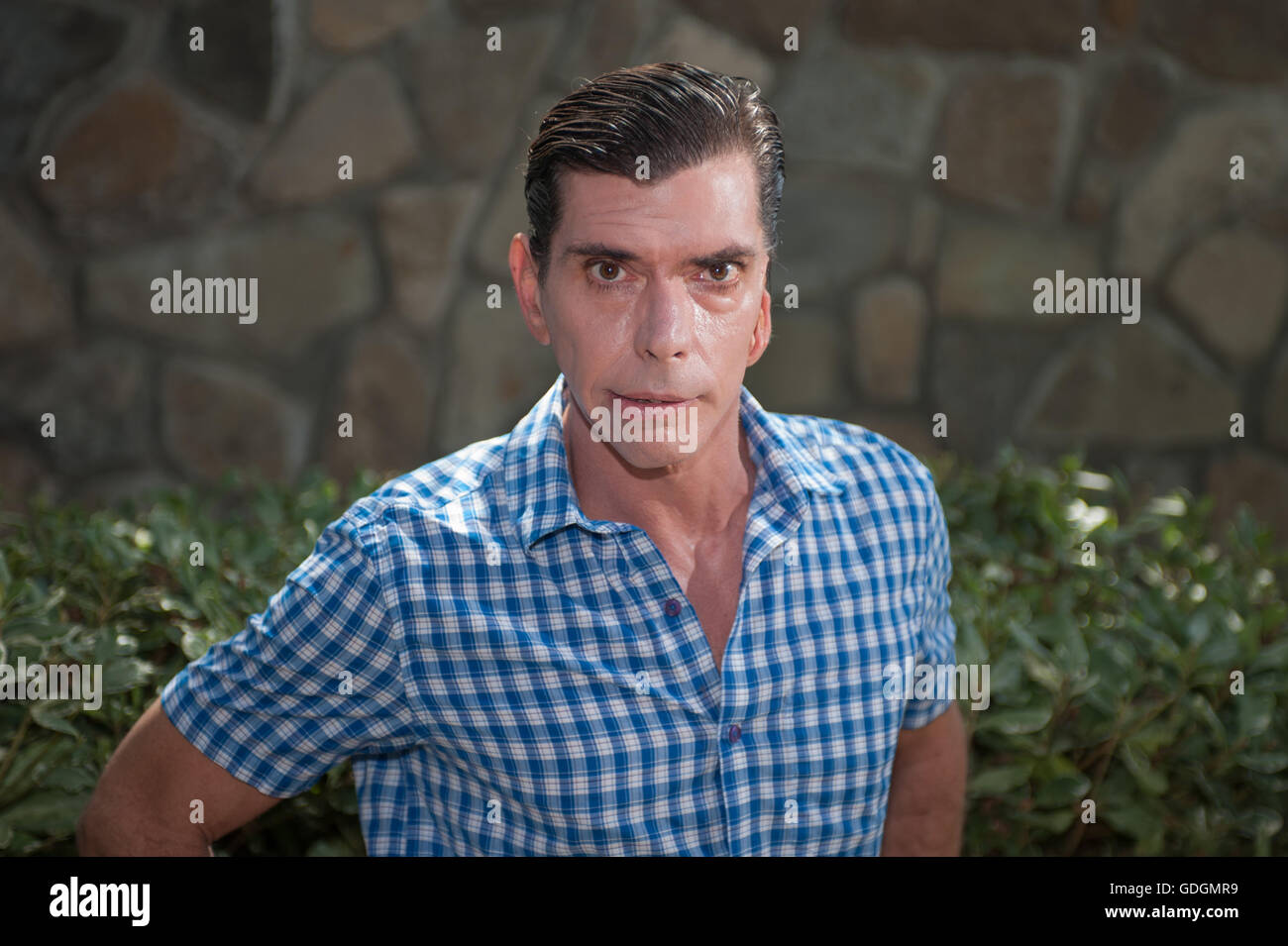 Mittleres Alter Mann im blauen Hemd mit ernsten Ausdruck Stockfoto