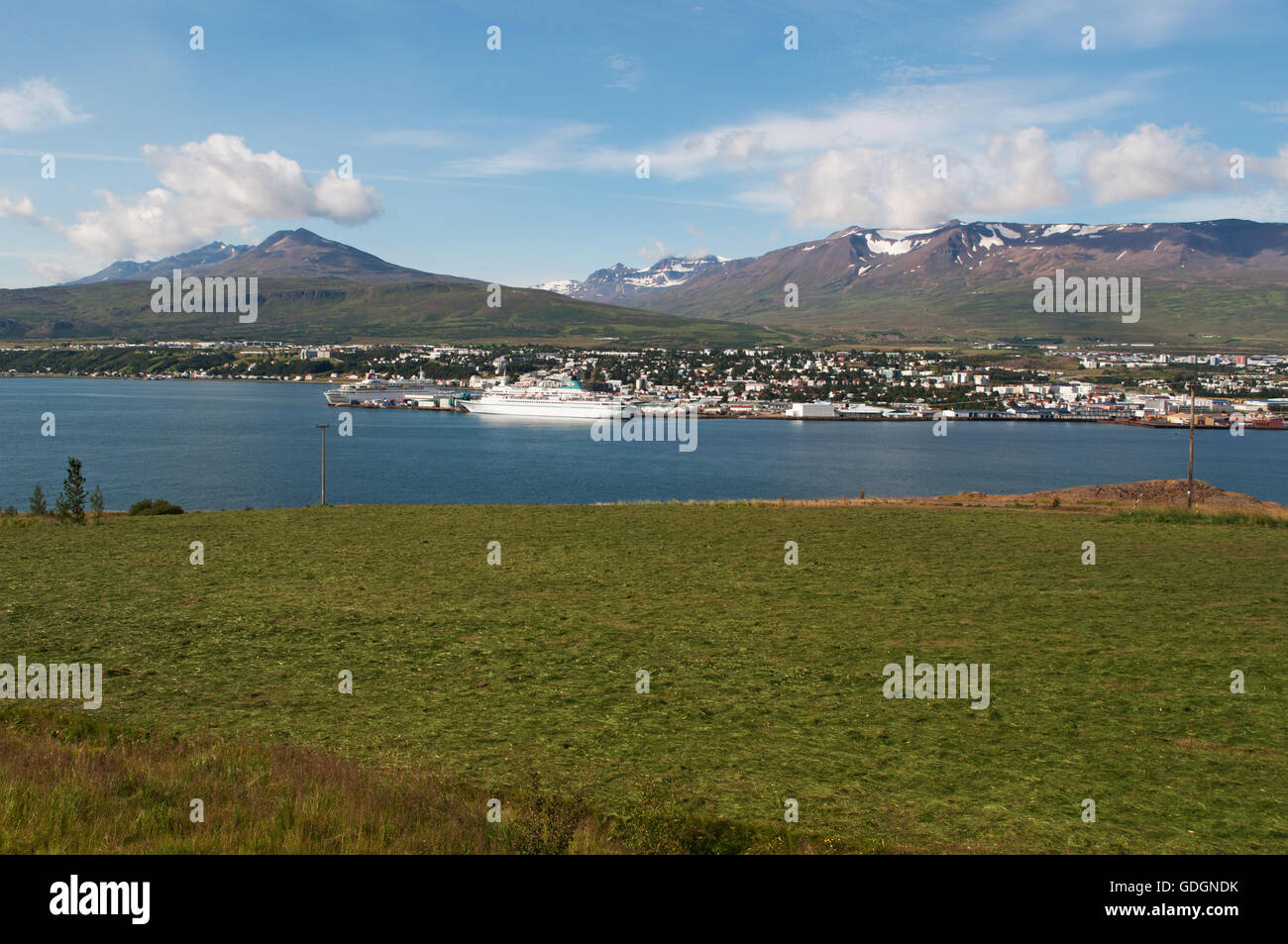Island: Blick auf den Fjord von Akureyri, der Hauptstadt des Nordens von Island an der Spitze eines langen Fjord, umgeben von hohen Bergen entfernt Stockfoto