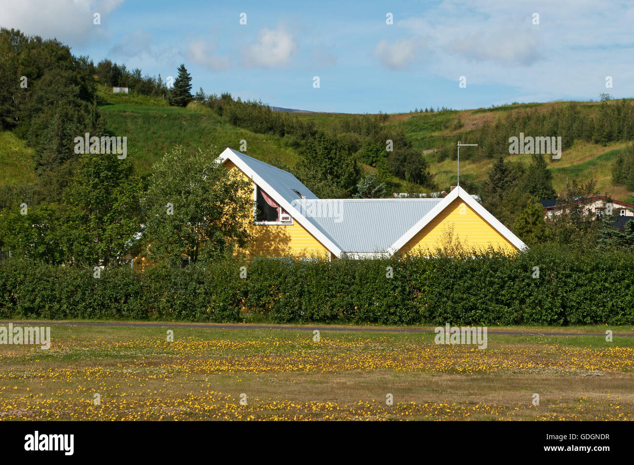 Island: Ein Haus in den Fjord von Akureyri, der Hauptstadt des Nordens von Island an der Spitze eines langen Fjord, umgeben von hohen Bergen entfernt Stockfoto