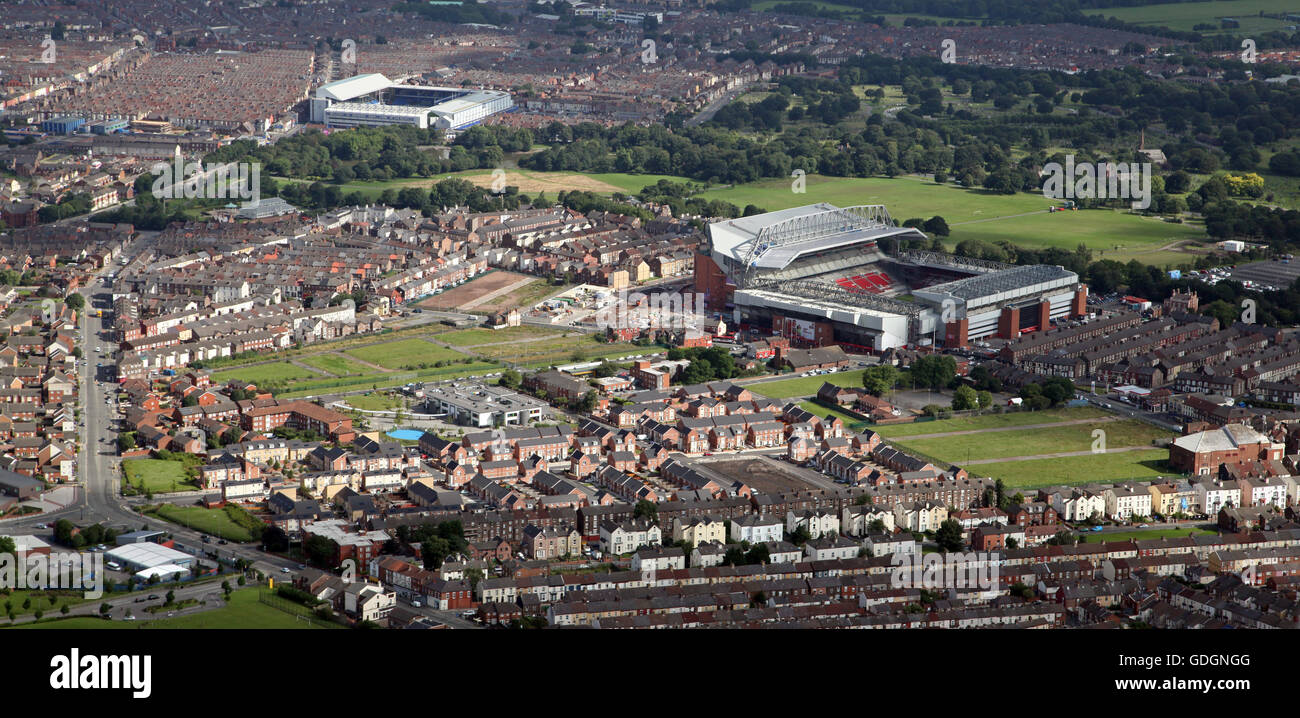 Aus der Vogelperspektive das Anfield Stadium des Liverpool FC und das ehemalige Goodison Park Stadium des Everton FC, im Stanley Park, Liverpool, Großbritannien Stockfoto