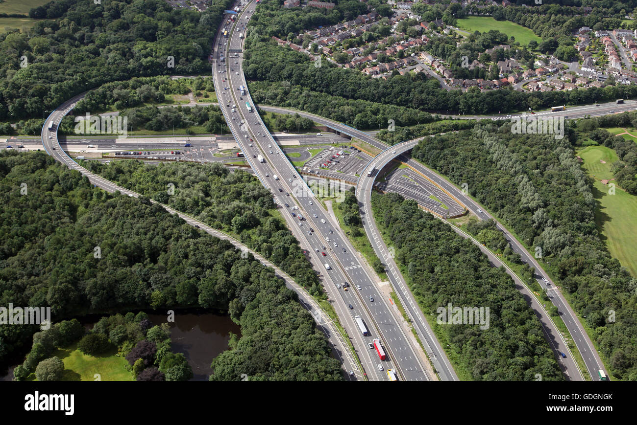 Luftaufnahme der Ausfahrt 14 der Autobahn M60 als es schließt sich die A580 East Lancs Straße, Manchester, UK Stockfoto