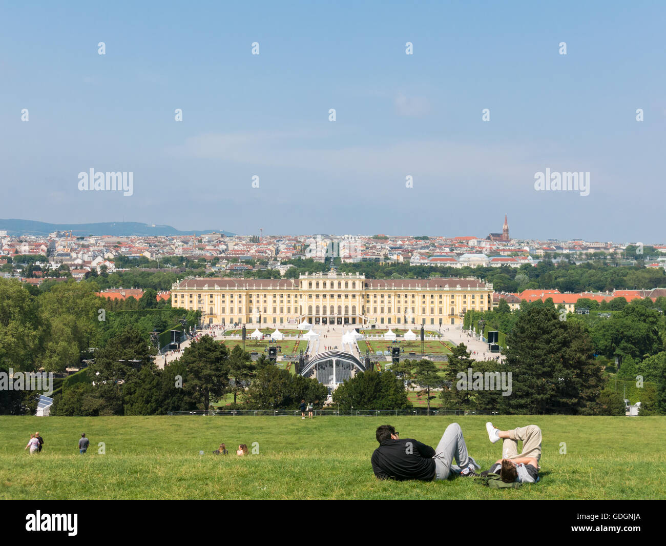 Menschen auf Rasen der Gloriette und Panoramablick über Schönbrunn Palace Gardens und der Stadt Wien, Österreich Stockfoto