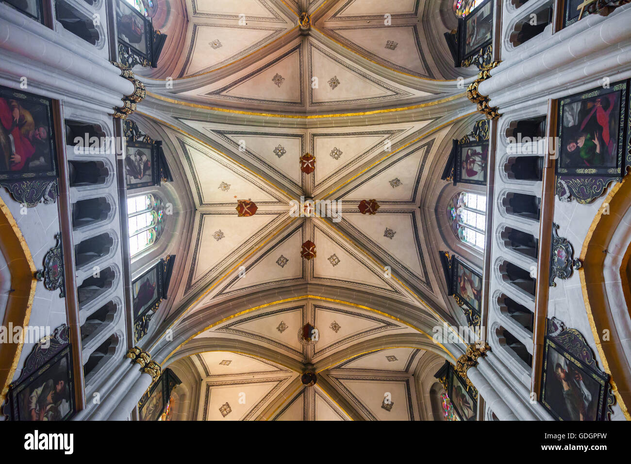 Innere der Saint Nicolas Kathedrale in Fribourg, Schweiz Stockfoto