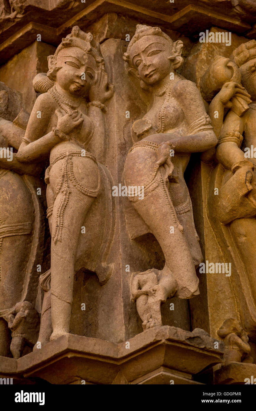 Komplizierte Stein Skulptur Detail Apsara in einem Tempel, Khajuraho, Chhatarpur Bezirk, Madhya Pradesh, Indien Stockfoto