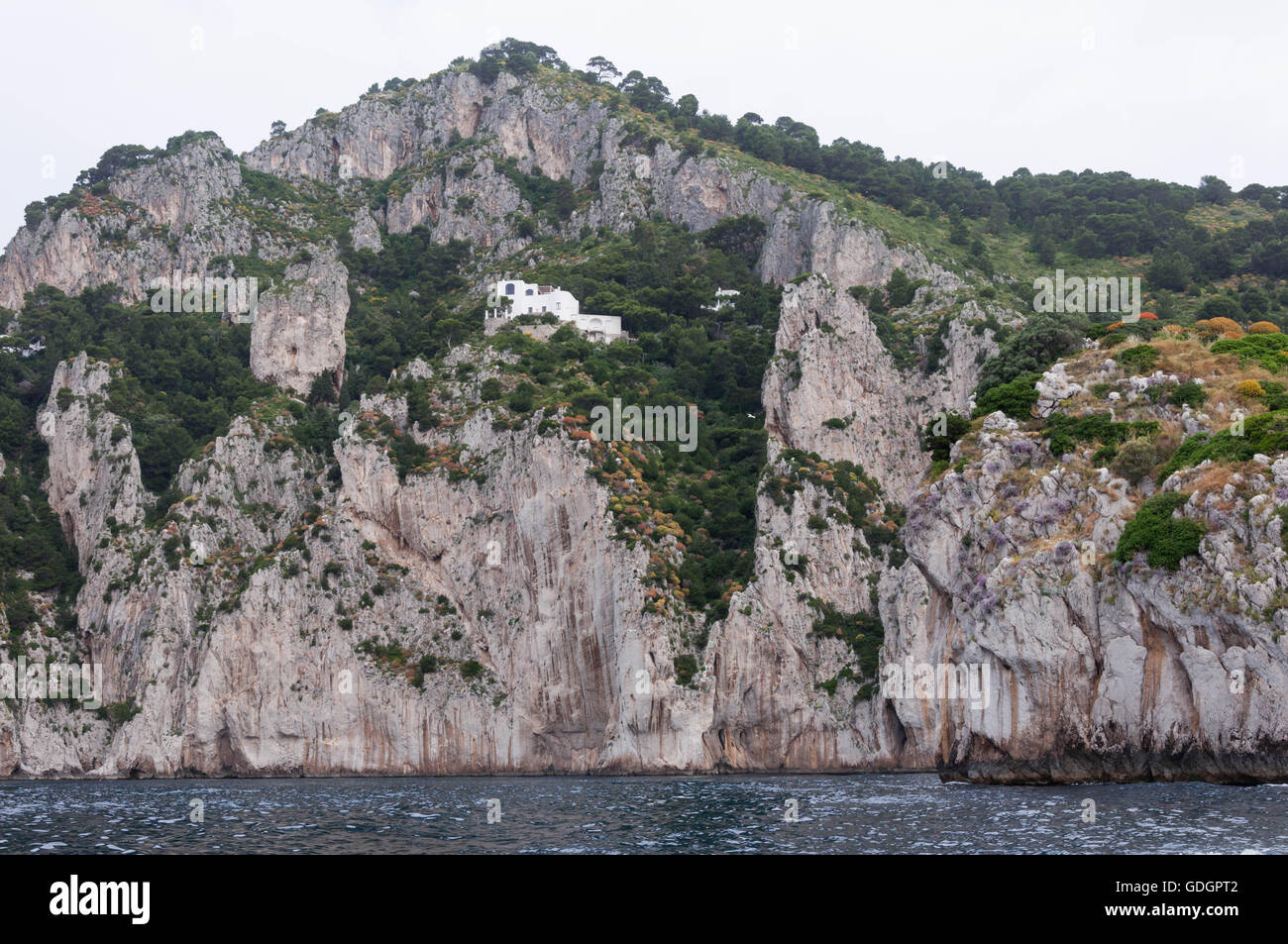 Felsige Klippen auf der Insel Capri, Italien Stockfoto