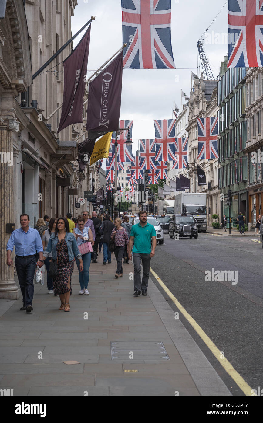 Straßenszene in Old Bond Street, London. Die Straße ist mit Union Jack Flaggen dekoriert Unsere queens 90. Geburtstag zu feiern. Stockfoto