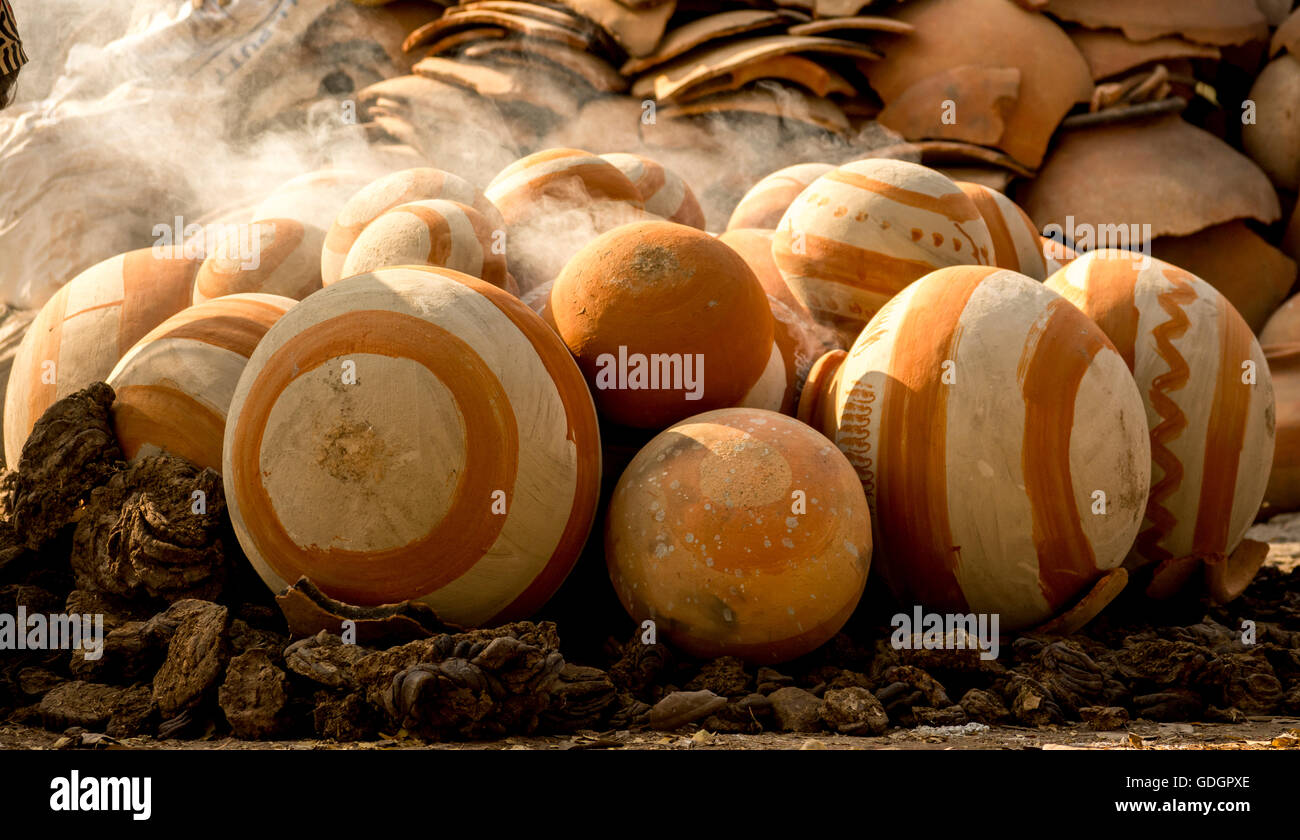 Töpfe werden gefeuert oder gebacken, Khajuraho Indien Asien Stockfoto