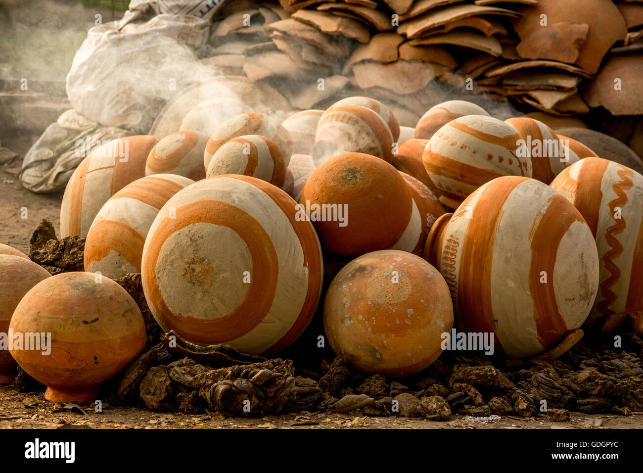 Töpfe werden gefeuert oder gebacken, Khajuraho Indien Asien Stockfoto