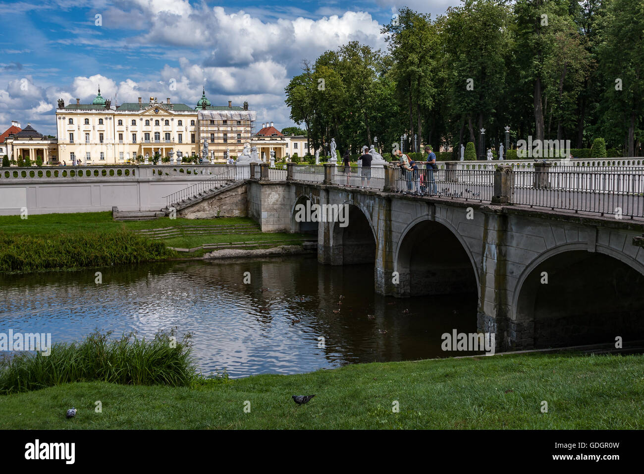 Bialystok, Polen, 16. Juli 2016: Gärten des Palais Branicki, die historische Anlage ist ein beliebter Treffpunkt für einheimische Stockfoto