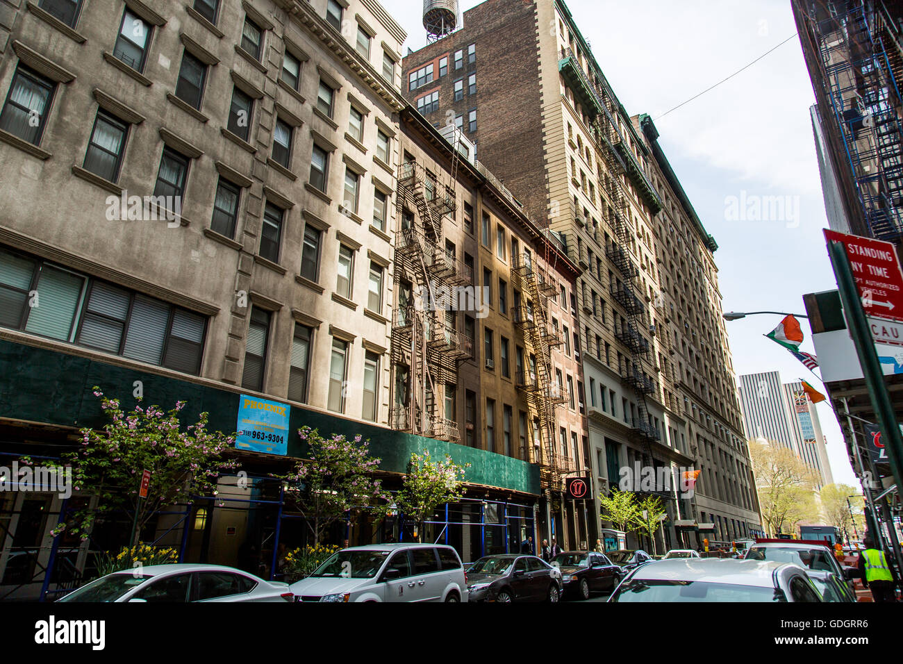 NEW YORK, USA – 21. April 2016: Unbekannte Leute auf der Straße von New York. Mit mehr als 8 Millionen Einwohnern ist es die Stockfoto