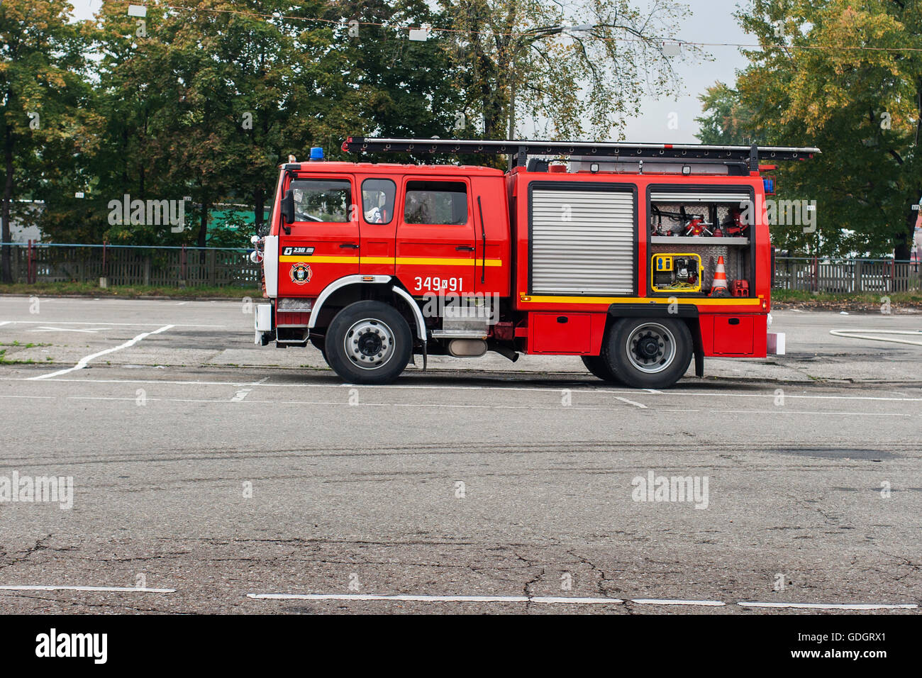 Alten Renault Löschfahrzeug der polnischen Feuerwehr allein auf dem Platz Stockfoto