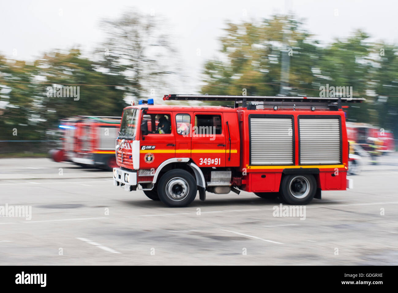 Verschwommene Polnisch Feuerwehrauto quer über den Platz zu beschleunigen Stockfoto