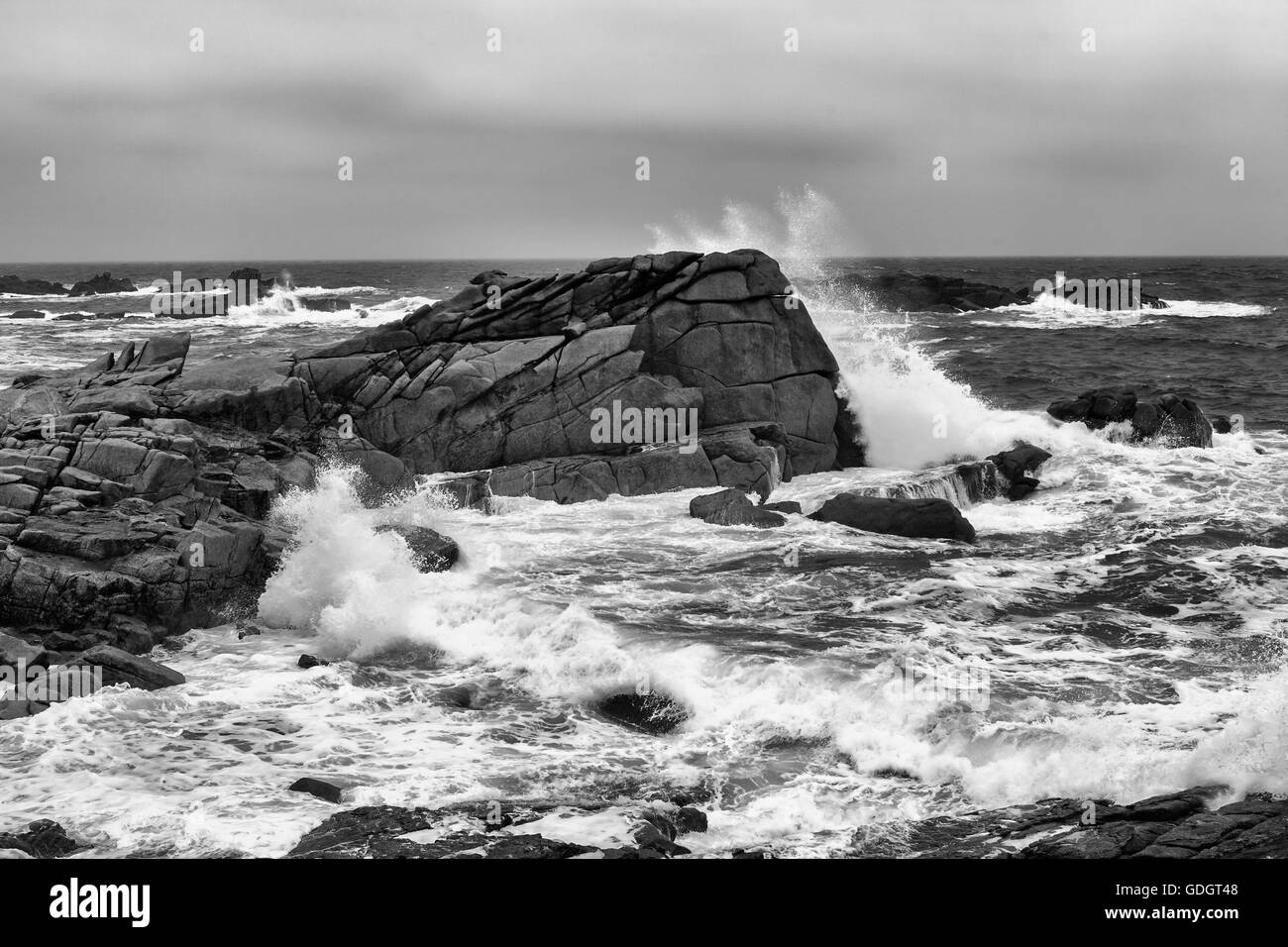Wellen brechen auf Neufundland, St. Mary's, Isles of Scilly, UK. Schwarz und Weiss Stockfoto