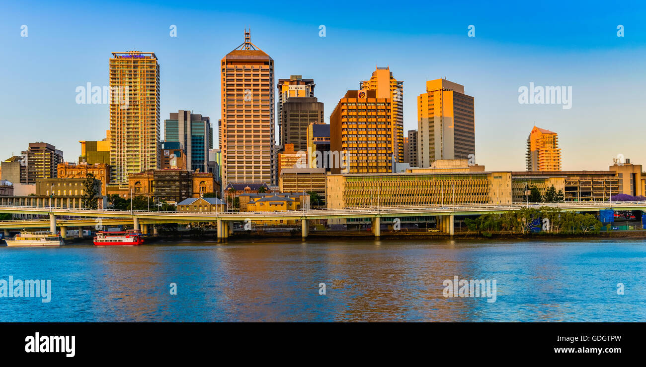 Ansicht von Brisbane aus Southbank mit den Gebäuden aus dem Brisbane River schimmernd Stockfoto