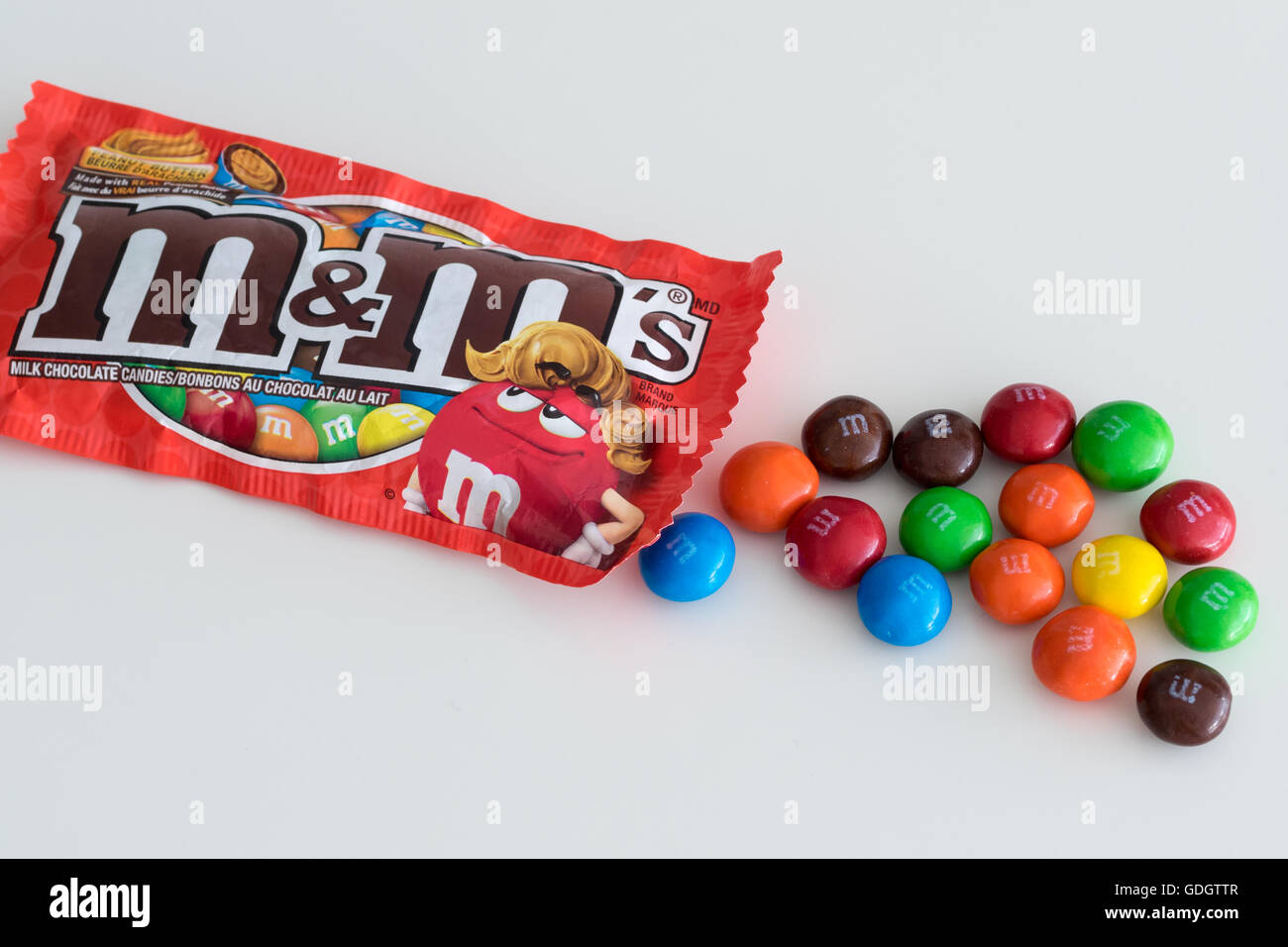 Peanut Butter M & M', ein Bonbon, produziert von Mars, Inc. Canadian Verpackung gezeigt. Stockfoto