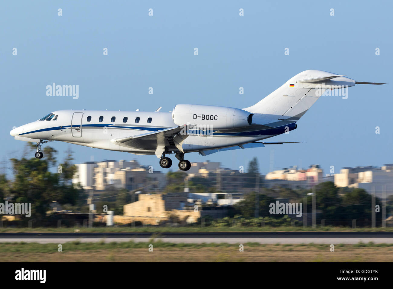 Air X Cessna 750 Citation X [D-BOOC] segelnder Touch und Gos am Start-und Landebahn 31 am Abend. Stockfoto