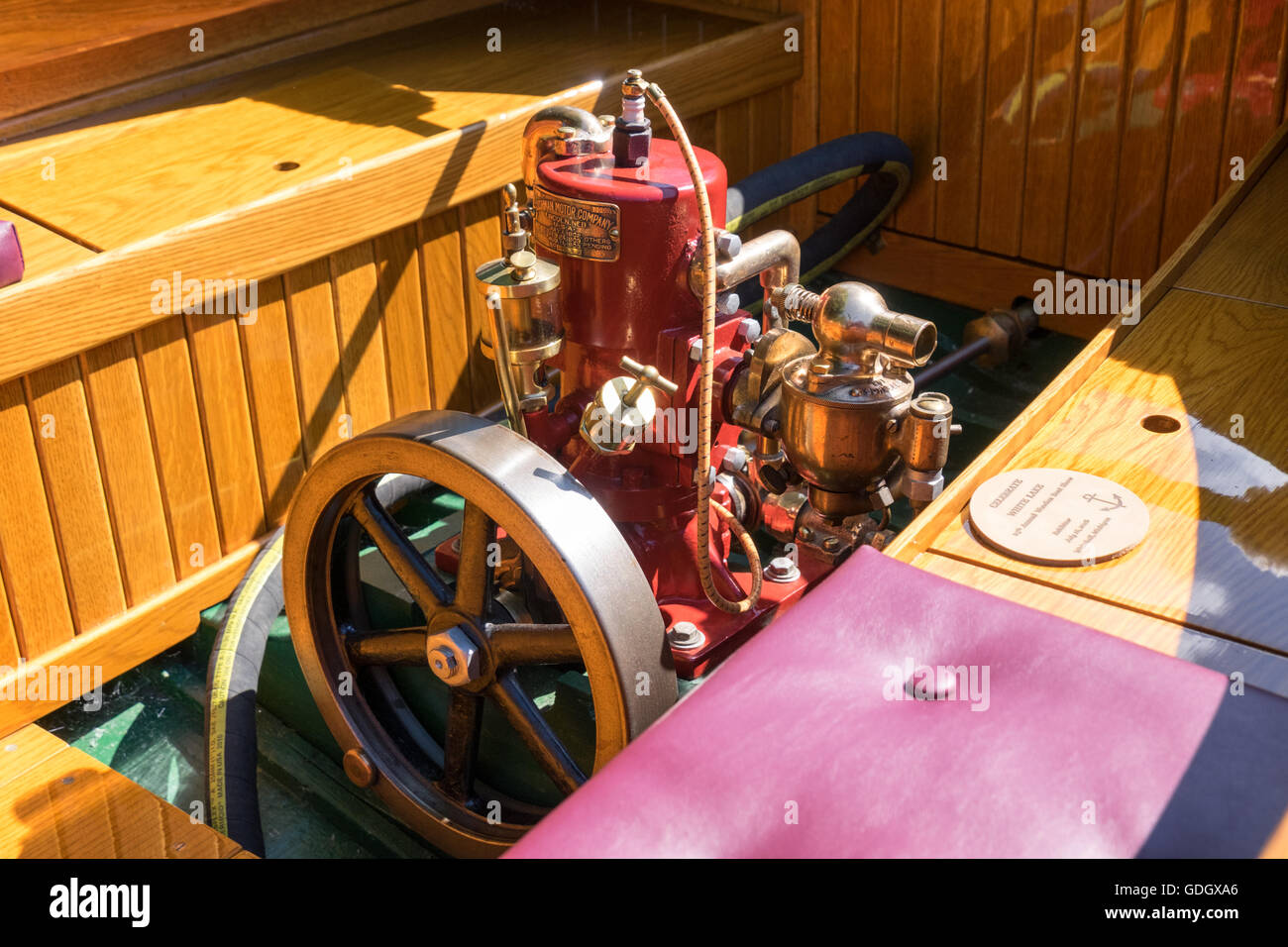 Cushman Motor Company marine Motor montiert in einem alten Holzboot. Stockfoto