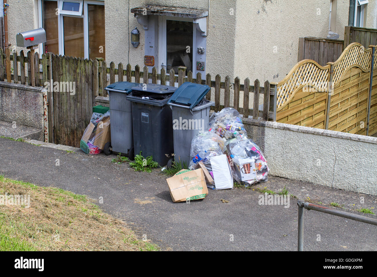 Nicht abgeholte Haushaltsabfälle außerhalb eines städtischen Haus.  Warten auf die Müllmänner abgeholt werden. Stockfoto