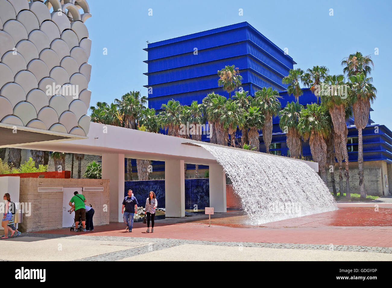 Lissabon, PORTUGAL - 16. Juni 2015: Camoes Theater hinter Palmen. Angefangen vom Lissabon-Symphonie-Orchester verwendet wird. Stockfoto