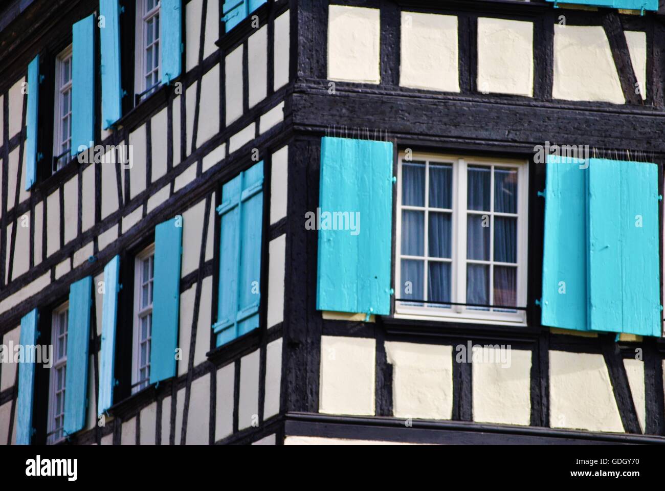 Blauen Fensterläden Stockfoto