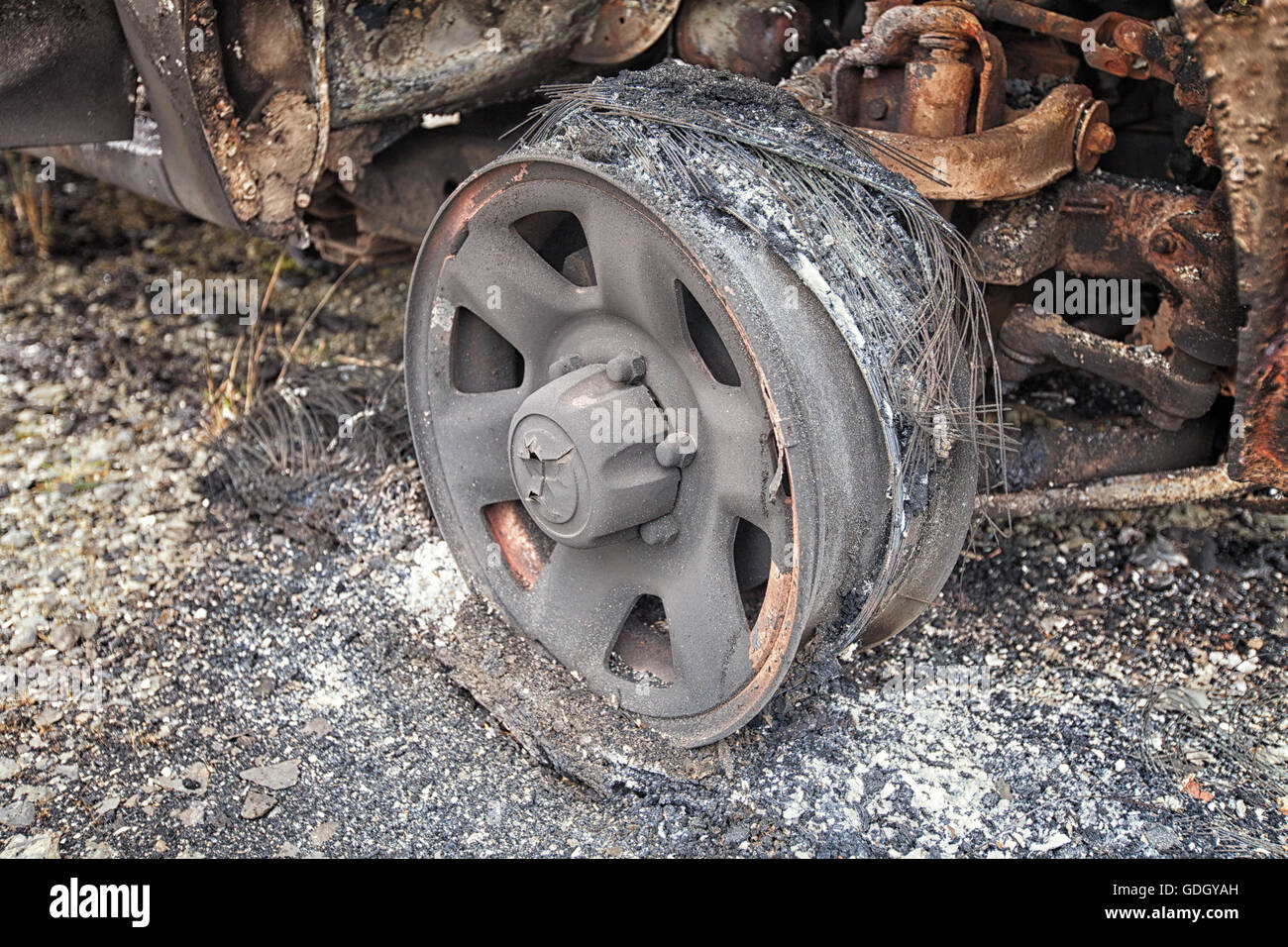 Ausgebrannte LKW links auf verlassenen Gemeinsamkeiten. Dies ist die Überreste von der Auto-Rad, nachdem der Reifen nichts gebrannt wurde Stockfoto