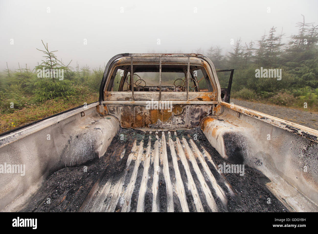 Die wieder offenen Kabine von einem ausgebrannten Pick up Truck verlassen auf Gemeinsamkeiten. Stockfoto