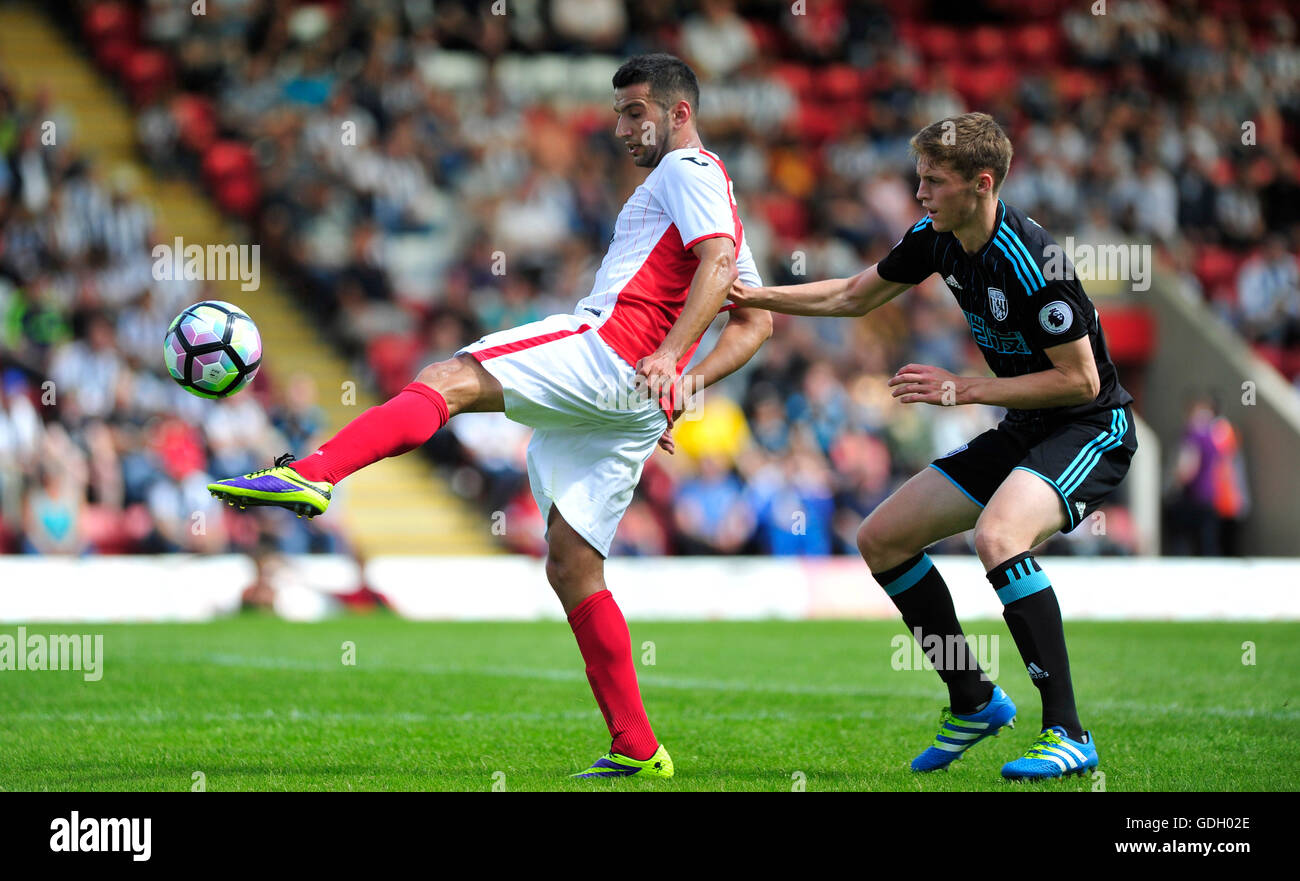 Kidderminster Harriers Trialist und West Bromwich Albion Sam Field (rechts) während der Vorsaison Freundschaftsspiel am Aggborough, Kidderminster. Stockfoto