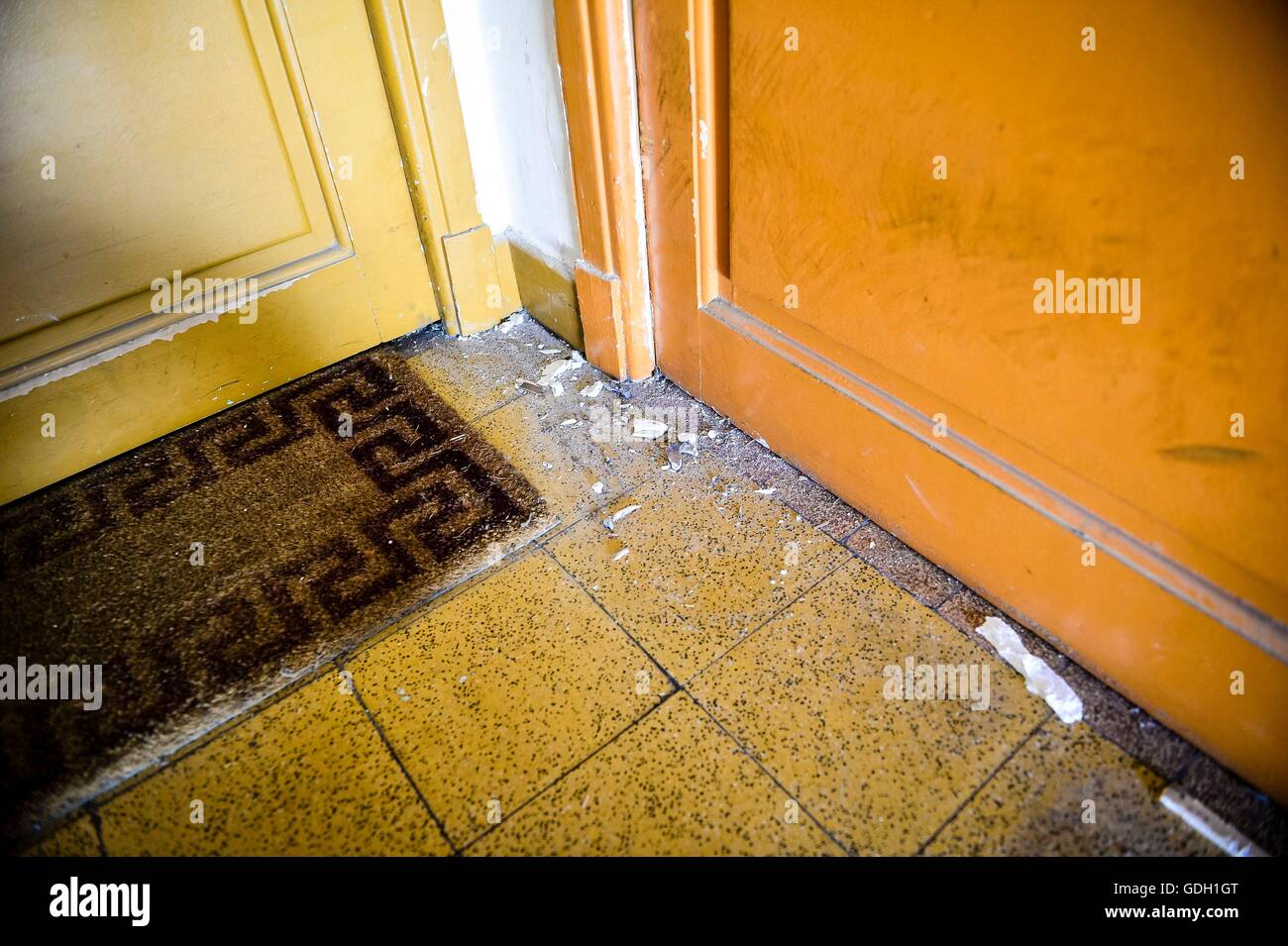 Detail der Putz Schaden durch die vordere Tür der Wohnung, wo Mohamed Lahouaiej Bouhlel 62 Route de Turin, Nizza wohnte. Stockfoto