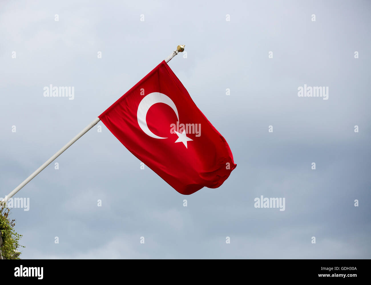Eine türkische Flagge in der türkischen Botschaft im Zentrum von London, als die türkische Regierung hat gelöscht 2.745 Richter als loyal gegenüber einem Verbannten Kleriker, den Präsidenten des Landes für einen gescheiterten Putsch verantwortlich macht. Stockfoto