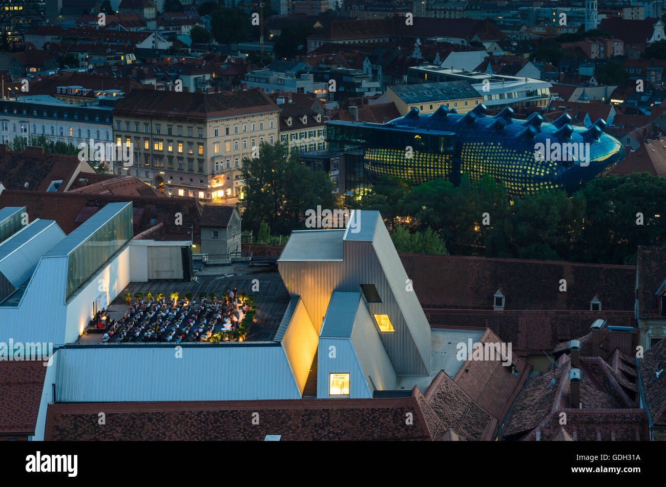 Graz: Altstadt mit einer kulturellen Veranstaltung auf dem Dach des Kaufhauses Kastner & Ohler und das Kunsthaus Graz, Österreich, Steiermark, Stockfoto