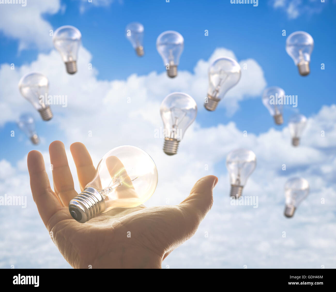 Bild-Konzept von Brainstorm. Die Lampe leuchtet in der hand bedeutet eine großartige Idee. Stockfoto