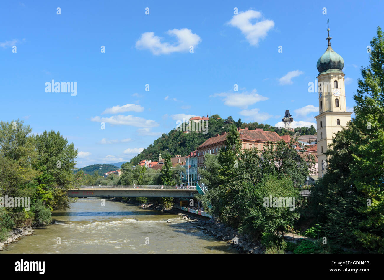 Graz: Fluss Mur, Schlossberg mit dem Uhrturm und Franziskanerkirche von der Tegetthoff Brücke, Österreich, Steiermark, Styr Stockfoto